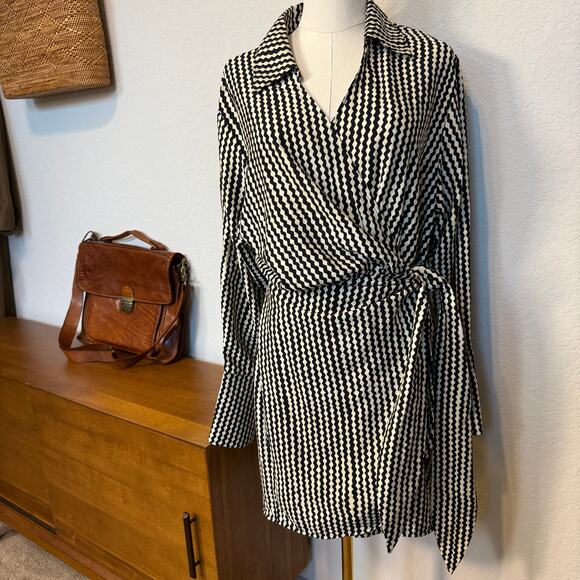 Women's H&M Black and Cream Geometric Print Wrap Tie Waist Dress Size Medium - Picture 2 of 9